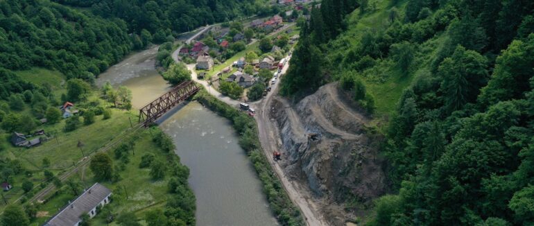 Розширення дороги у Костилівці: на Рахівщині завершують дробити скелю (ФОТО)