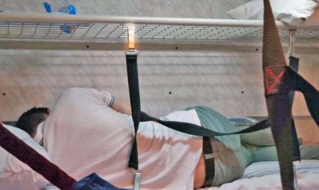 Після смерті пасажира у поїзді "Рахів - Київ" провідники стали пристібати всіх ременями безпеки (ФОТО)