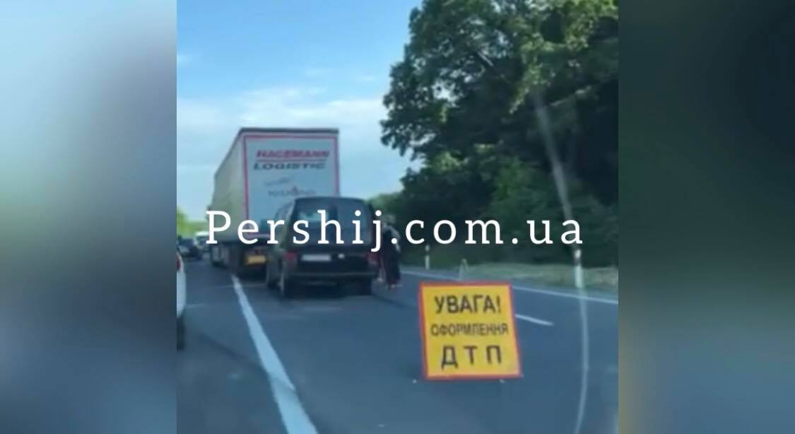 Потрійна ДТП на Мукачівщині: зіштовхнулися вантажівки та мікроавтобус (ВІДЕО)