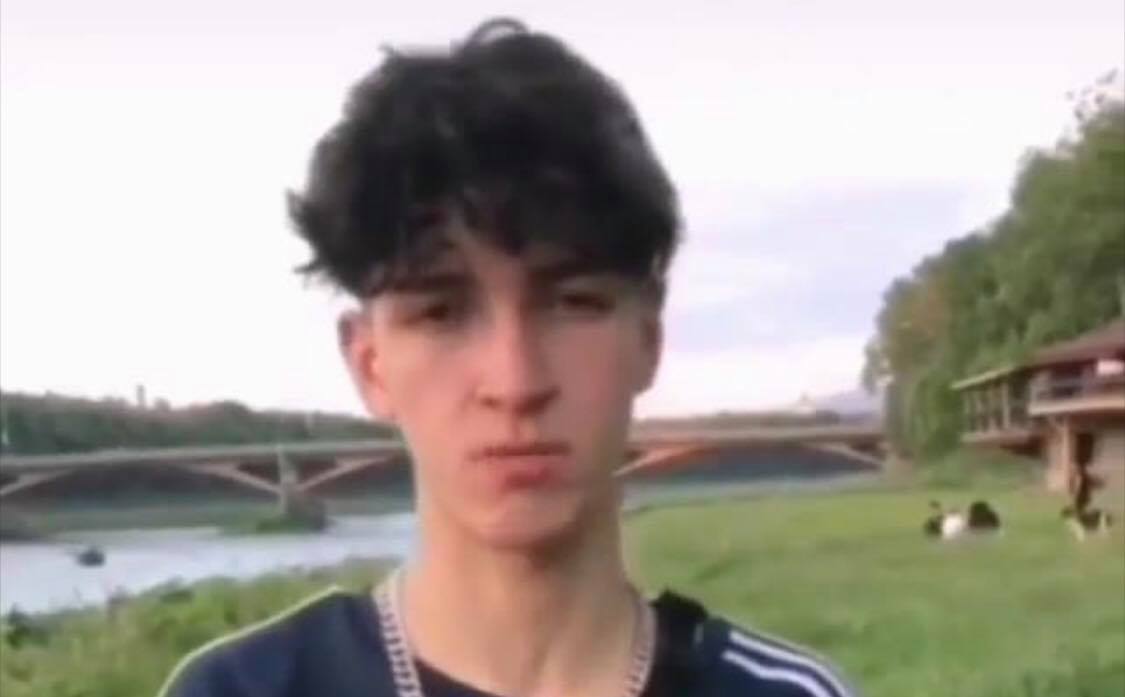 "Я готовий все виправити": в Ужгороді підліток просив вибачення за відео на якому його друг нищив міське майно (ВІДЕО)