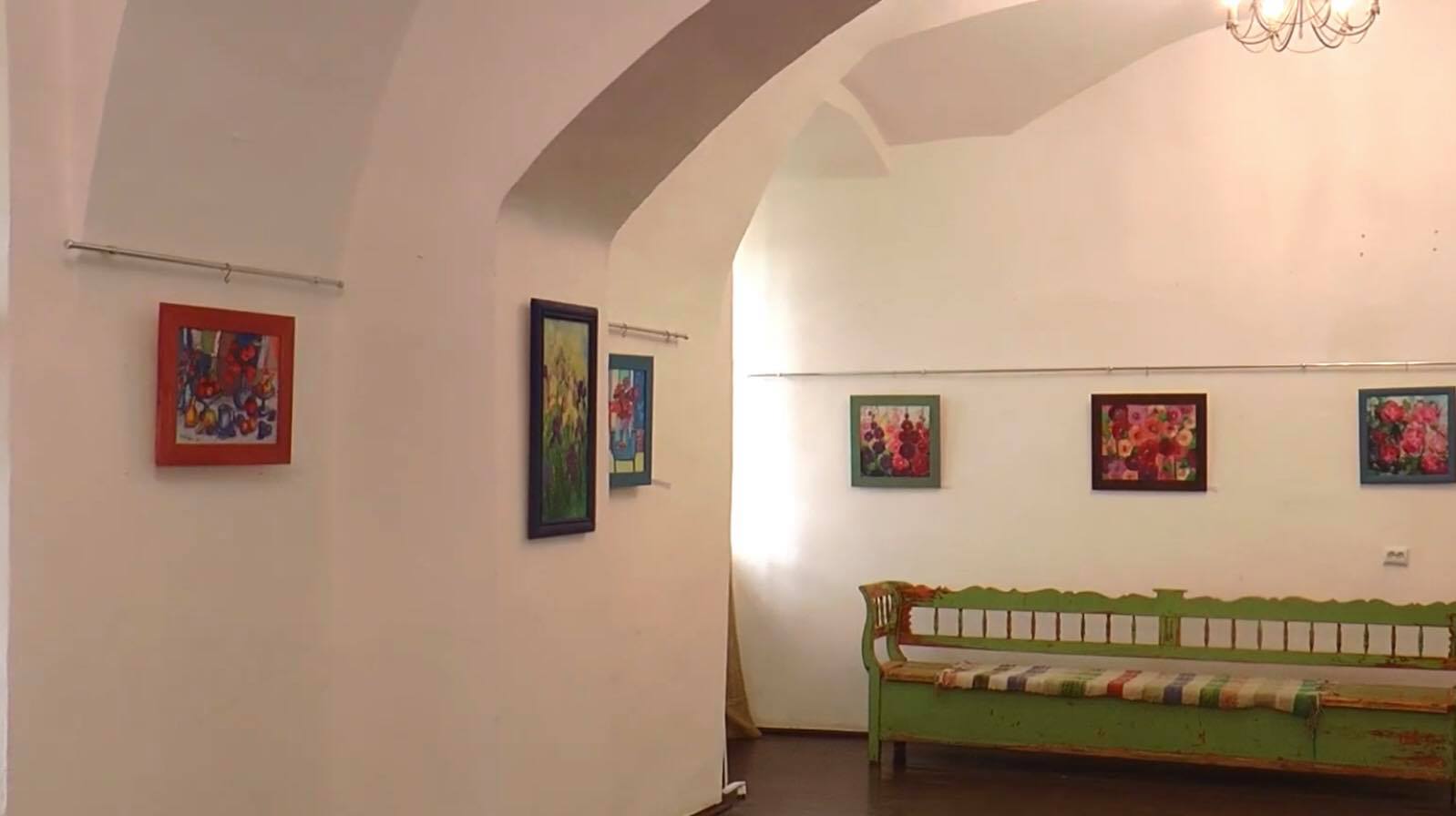 «Мій кольоровий світ»: у Мукачівському замку відкрили персональну виставку Тетяни Рибар (ВІДЕО)