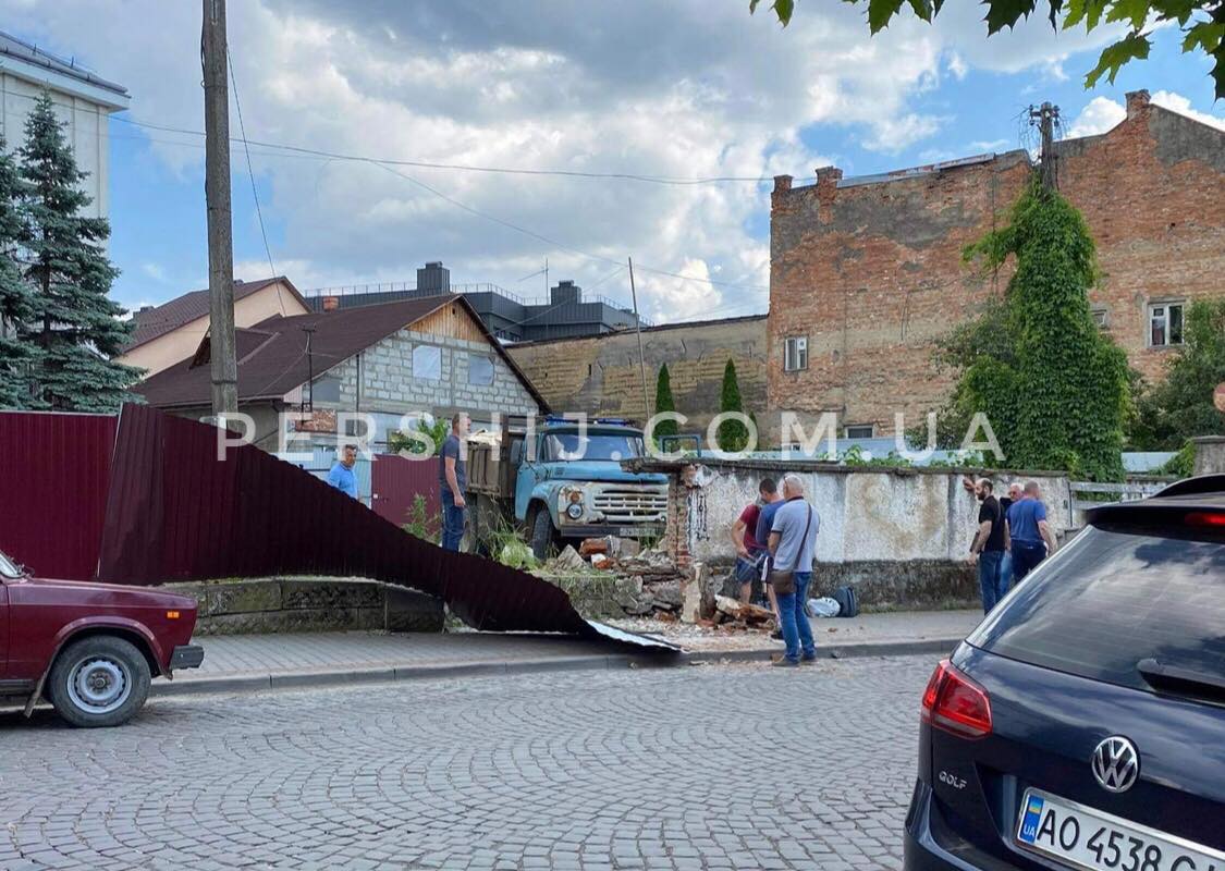 Зніс паркан та пошкодив легковик: "п'яна" ДТП у центрі Мукачева за участі вантажівки (ФОТО)