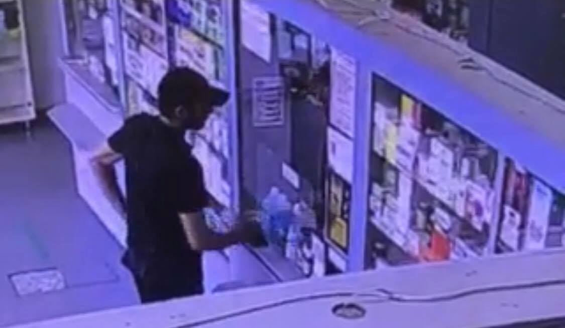 В Ужгороді розшукують чоловіка, який вкрав телефон в аптеці (ВІДЕО)