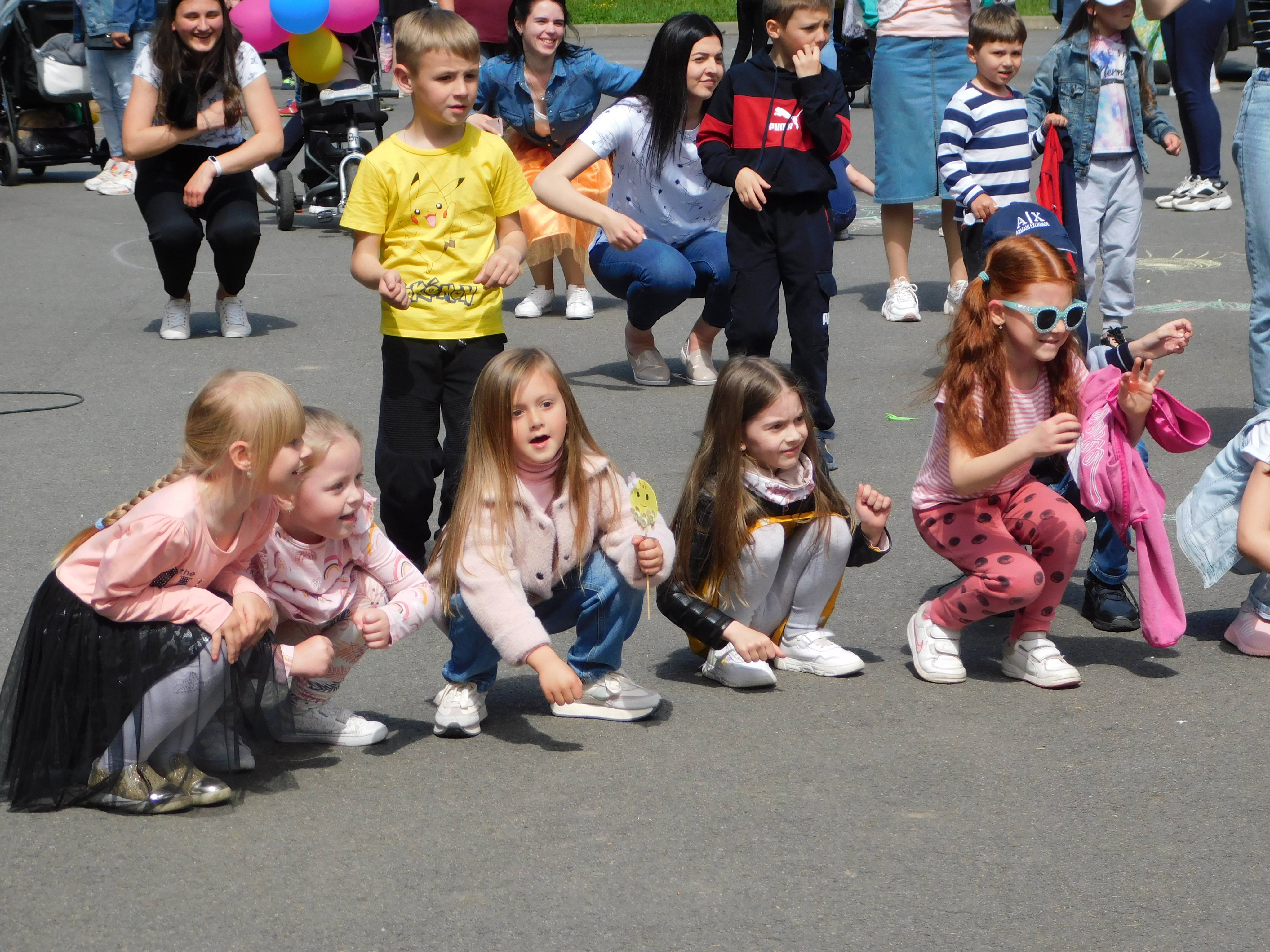 Веселі ігри, конкурси і танці: мукачівці відзначають День захисту дітей у Центральному парку (ФОТО)