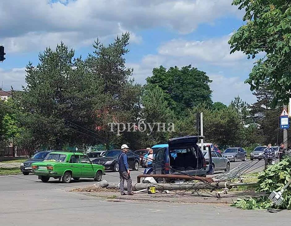 Автотроща в Ужгороді: трьох людей терміново госпіталізували (ФОТО)