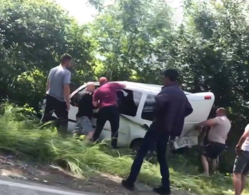 Авто з'їхало до кювету: з'явилося відео автопригоди у Виноградові (ВІДЕО)
