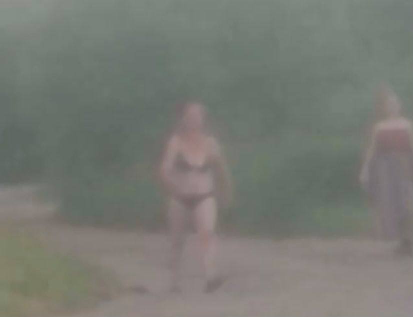 В одному з мікрорайонів Мукачева вулицями розгулювала майже оголена жінка (ВІДЕО)