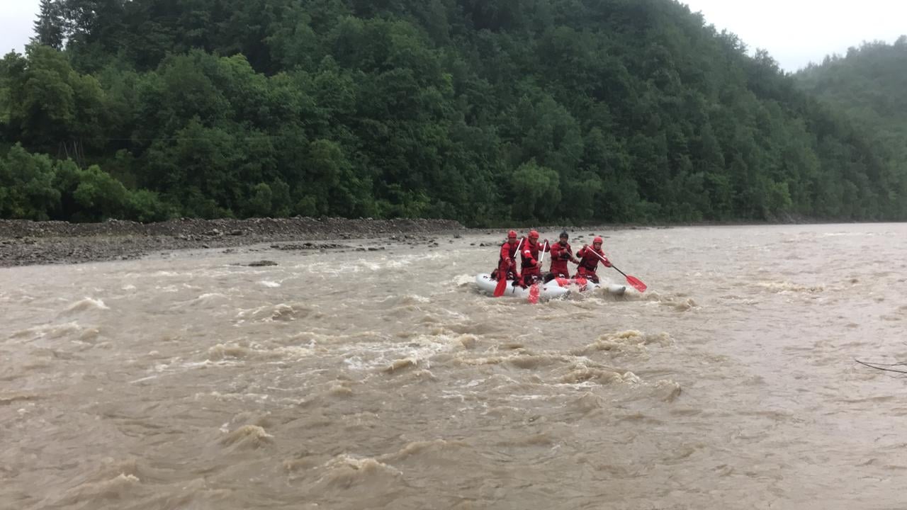 Послизнувся з каміння та впав у річку: на Франківщині знайшли тіло 12-річного хлопчика, якого розшукували 26 рятувальників (ФОТО)