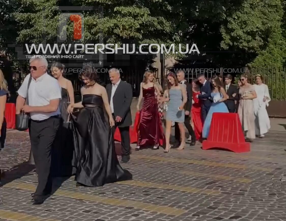 У Мукачеві розпочався щорічний парад випускників: вальс танцюватиме рекордна кількість пар (ФОТО, ВІДЕО)