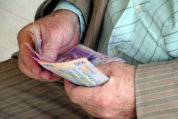 Кабмін переніс 400-гривневі доплати для пенсіонерів з липня на жовтень
