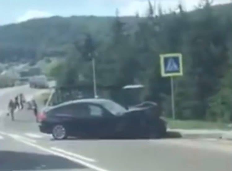 Легковик відкинуло на автобусну зупинку: з'явилося відео з місця ДТП на Берегівщині за участі BMW та двох мікроавтобусів (ВІДЕО)