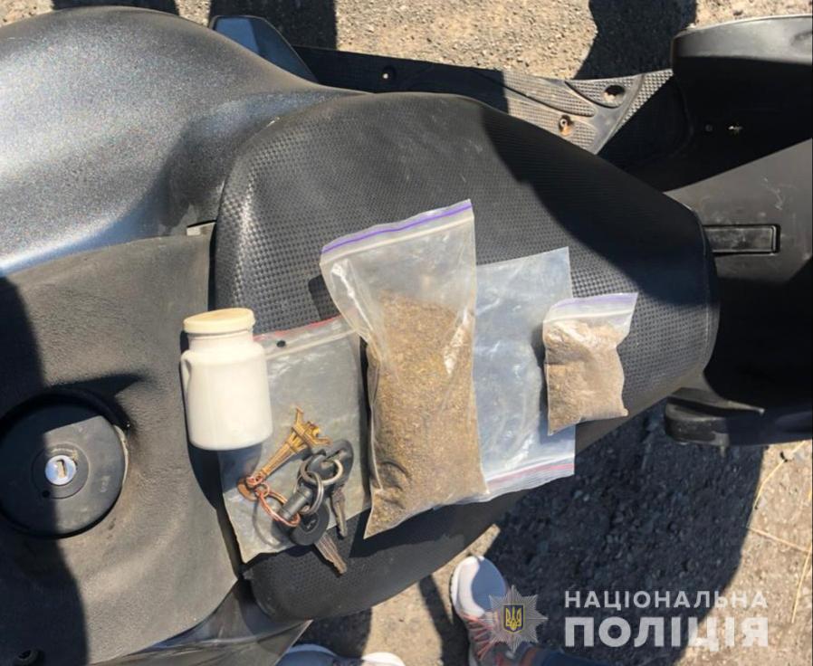 На Мукачівщині водій у стані наркотичного сп'яніння на мопеді перевозив марихуану (ФОТО)
