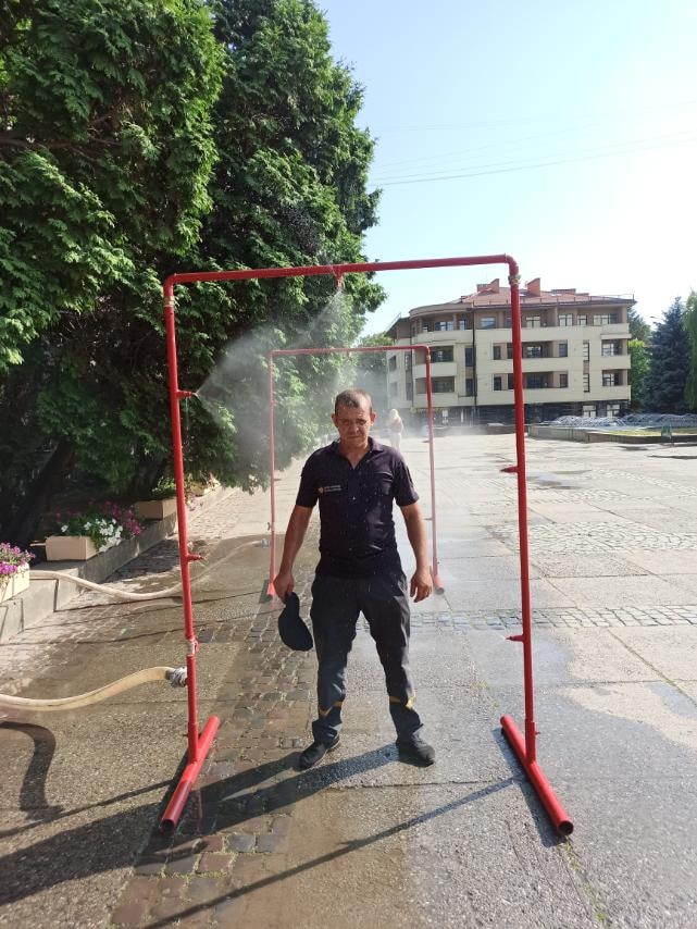 Порятунок від неймовірної спеки: в Ужгороді рятувальники ДСНС Закарпаття встановили охолоджуючі рамки (ФОТО)