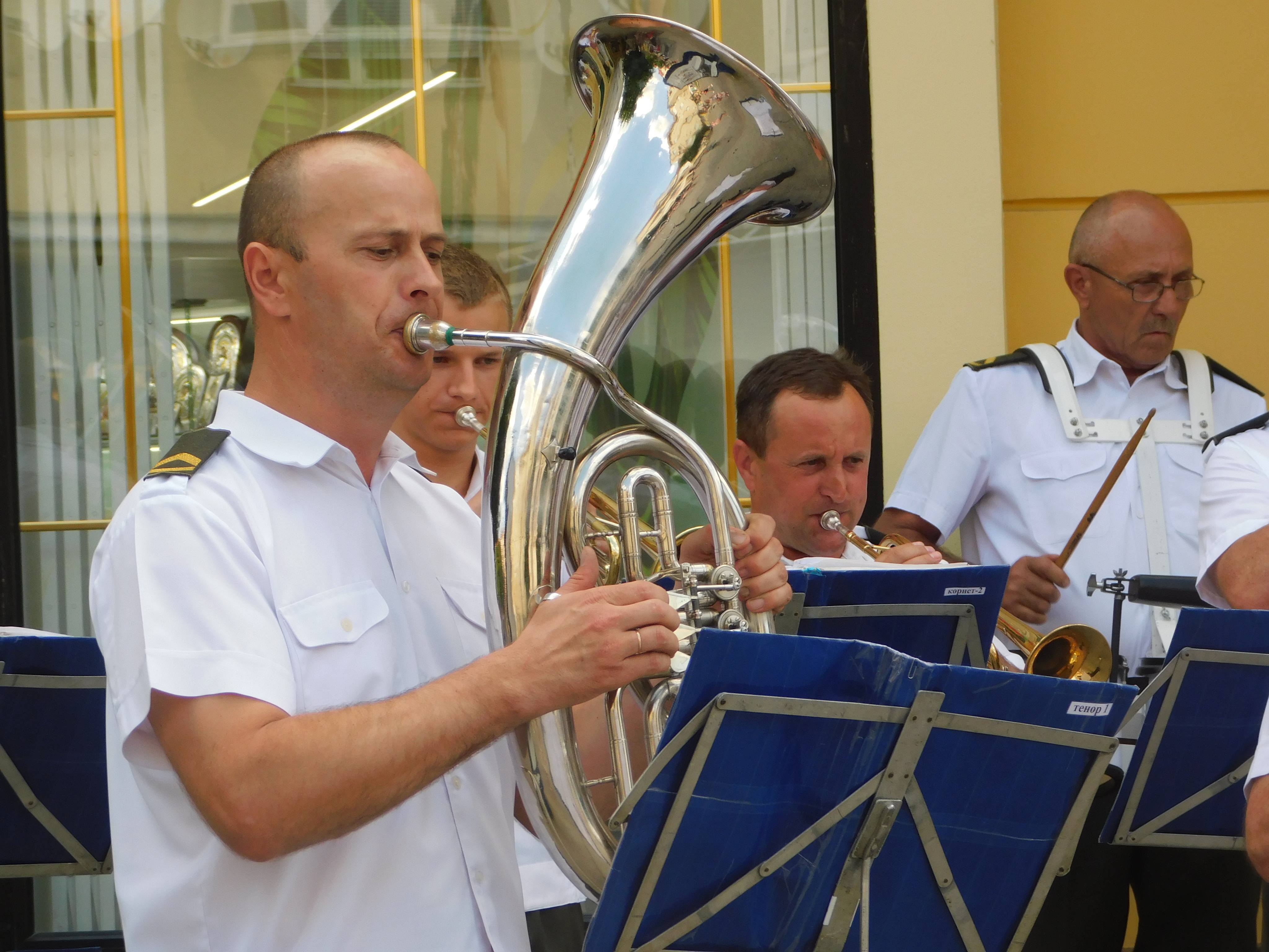 На честь Дня Конституції у Мукачеві виступав військовий оркестр (ФОТО, ВІДЕО)