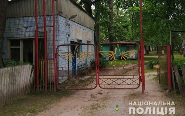 На Київщині двоє циганських дітей впали у вигрібну яму: дівчинка померла