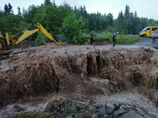 Негода на Закарпатті: злива розмила дорогу та заблокувала у лісі туристів (ФОТО)