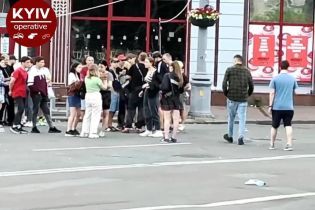 "Взяла за волосся і била головою об асфальт": підлітки влаштували жорстоку бійку у центрі Києва (ВІДЕО)