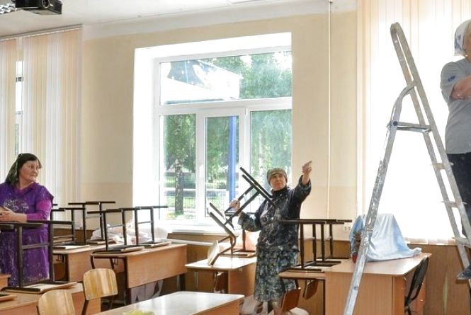 Побори чи добровільні внески: юрист та освітянка коментують законність збирання грошей у школах Ужгорода
