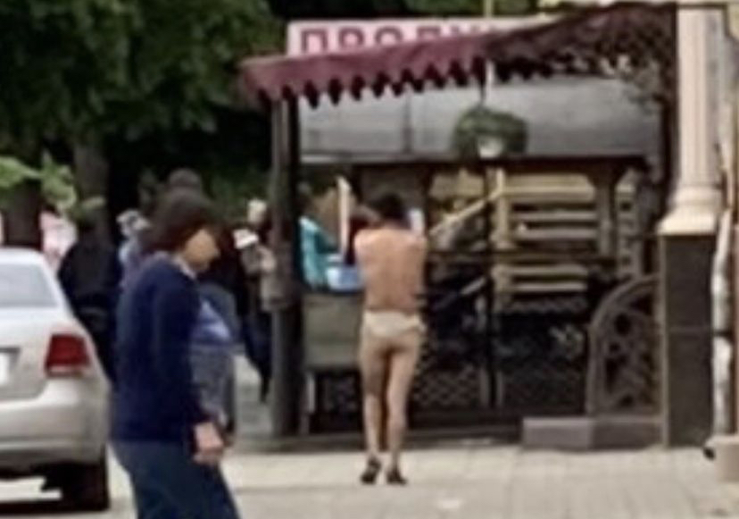 Центром Мукачева розгулює майже оголений чоловік (ФОТО, ВІДЕО)