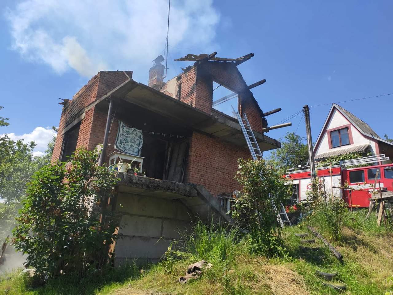 Згорів до тла: на Ужгородщині палав житловий будинок (ФОТО)