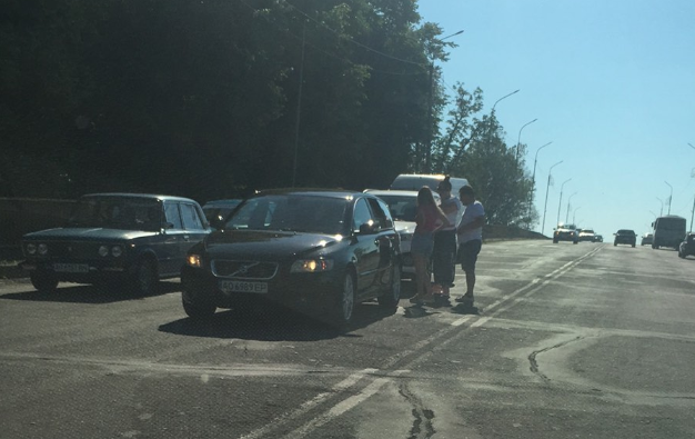 Рух ускладнено: ранкова аварія на мості в Мукачеві (ФОТО)