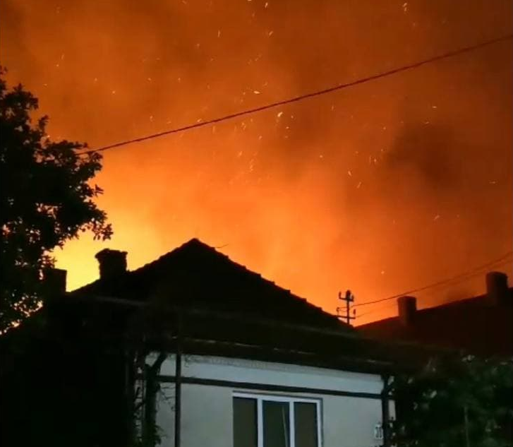 Вогонь було помітно за кілька кілометрів: масштабна пожежа вирувала цієї ночі на Мукачівщині (ВІДЕО)