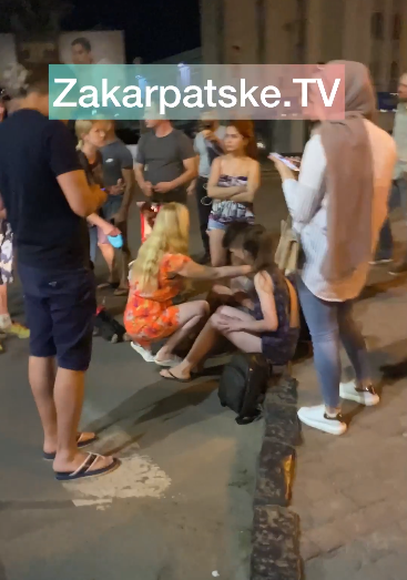 З'явилося відео з місця аварії в Ужгороді, де двоє підлітків на самокаті потрапли під авто (ВІДЕО)