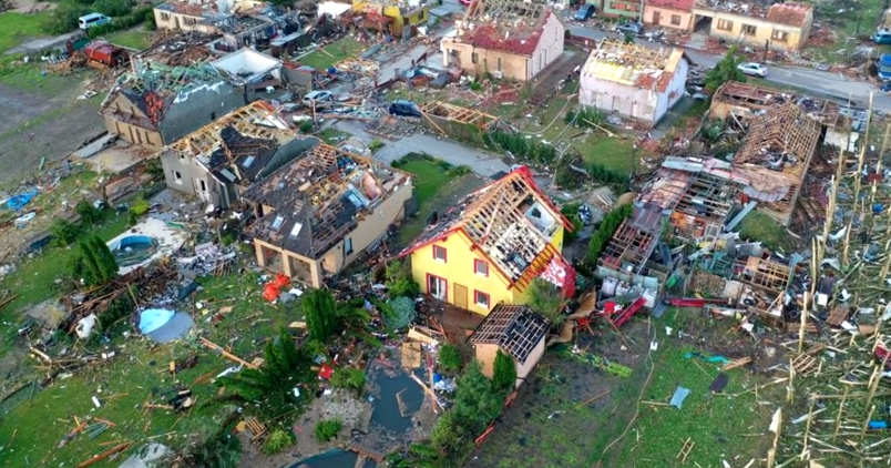 Моторошне видовище: наслідки торнадо в Чехії показали з дрону (ВІДЕО)