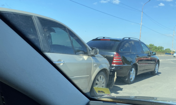 ДТП в Мукачеві паралізувала рух на одному з мостів (ФОТО)