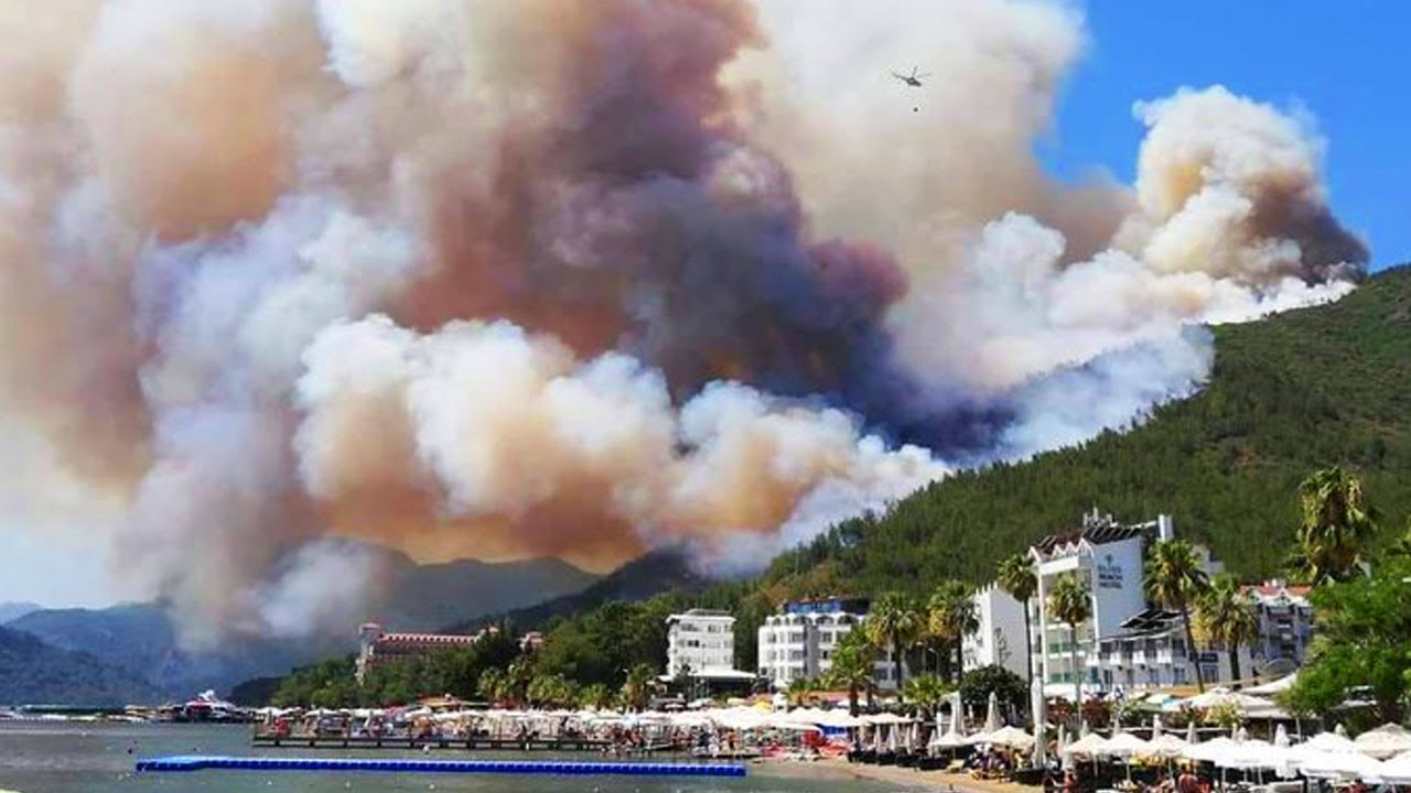 У мережі поширюють вражаючі кадри масштабної пожежі у турецькому Мармарисі (ВІДЕО)