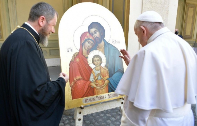 «Пресвята Родина з Джублика»: Папа Римський благословив ікону привезену із Закарпаття (ФОТО)