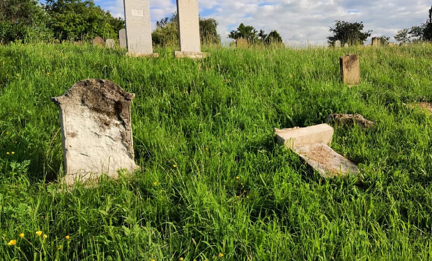 Акт вандалізму на єврейському кладовищі в Ужгороді (ФОТО)