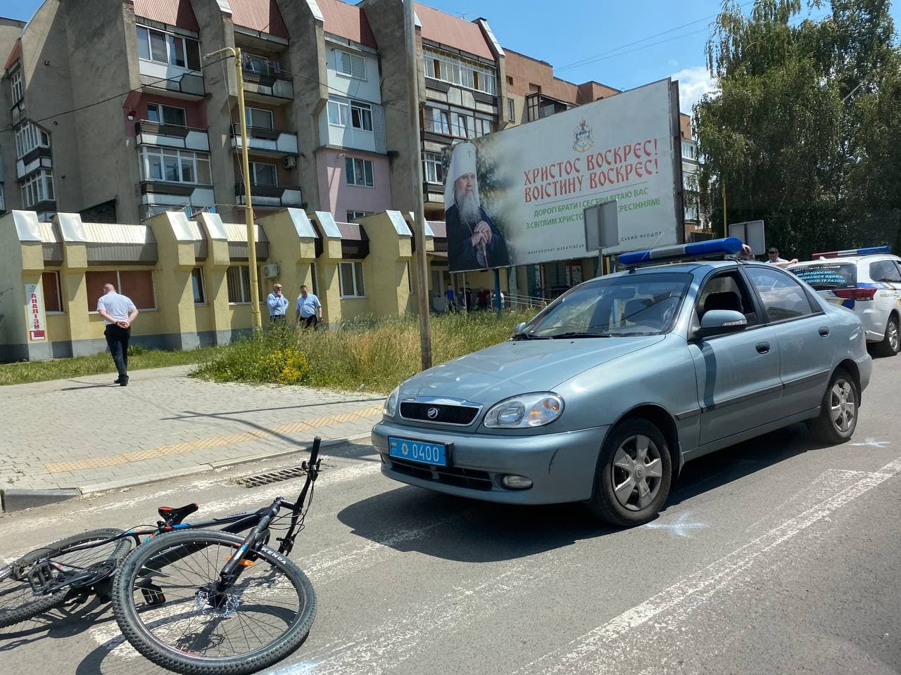 В Ужгороді поліцейський збив велосипедистa нa пішохідному переході (ФОТО)