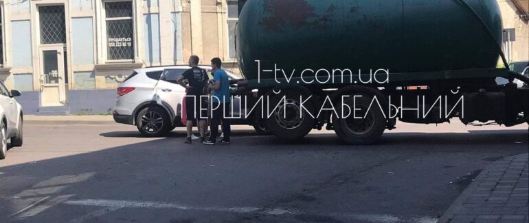 ДТП в Ужгороді: легковик зіштовхнувся з асенізатором (ФОТО)