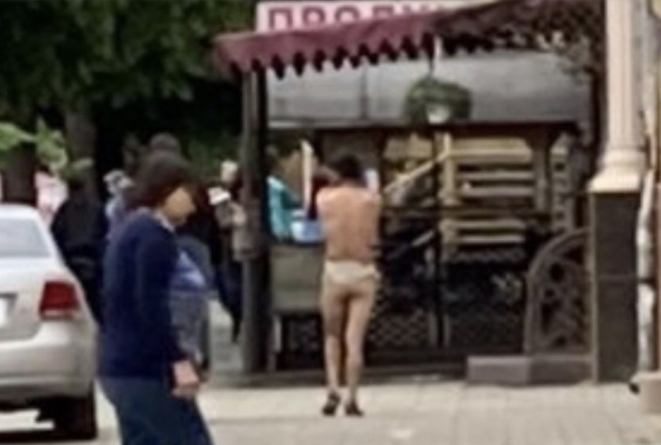 Спокійно гуляє: в центрі Мукачева знову помітили оголеного чоловіка (ВІДЕО)