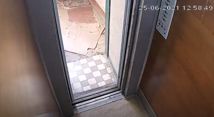 Момент потрапив на відео: в Ужгороді молодик вкрав камеру відеоспостереження з ліфту (ВІДЕО)